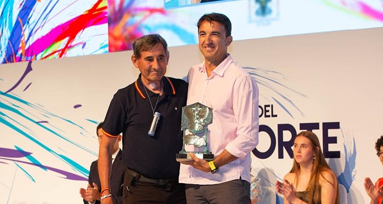 El mítico atleta Fernando Fernández Gaitán entregó el premio Valores Humanos a Jesús López Agudo.
