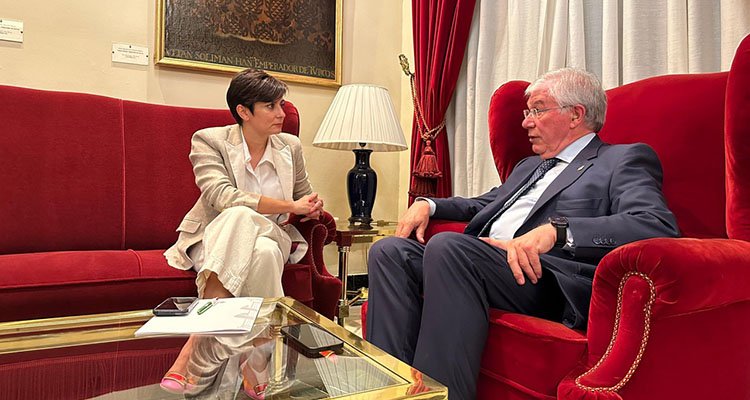 La mejora de la vivienda en Illescas centra la reunión del alcalde con la ministra