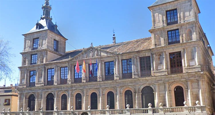 La bandera arcoíris no ondeará en el balcón del ayuntamiento de Toledo