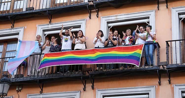La Delegación del Gobierno de España en Toledo ya luce la bandera LGTBI