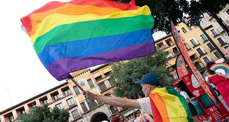 Toledo se manifiesta en apoyo y defensa de los derechos del colectivo LGTBI