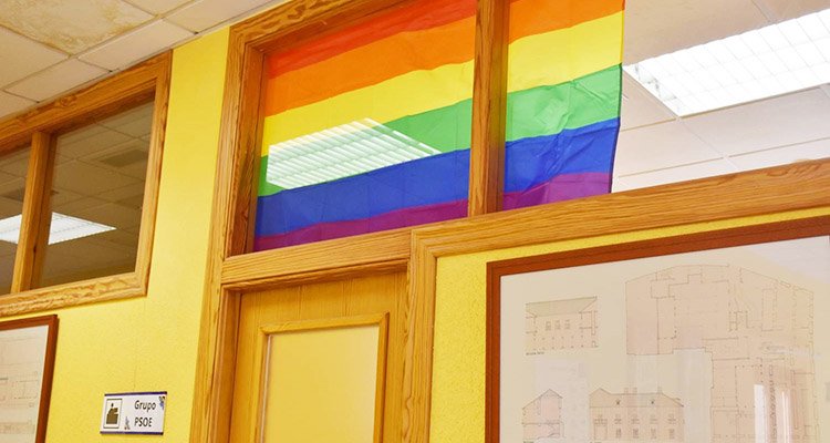 El ayuntamiento de Talavera ya tiene visible una bandera arcoíris