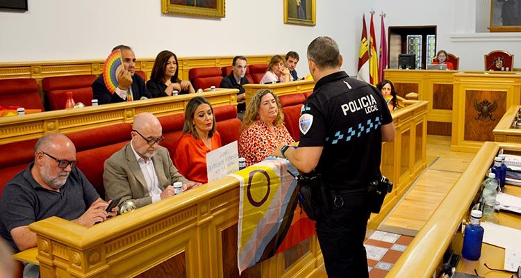 Polémica en el pleno de Toledo por una bandera LGTBI en la bancada socialista