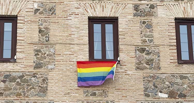 La bandera arcoíris ya cuelga en la fachada de las Cortes de Castilla-La Mancha