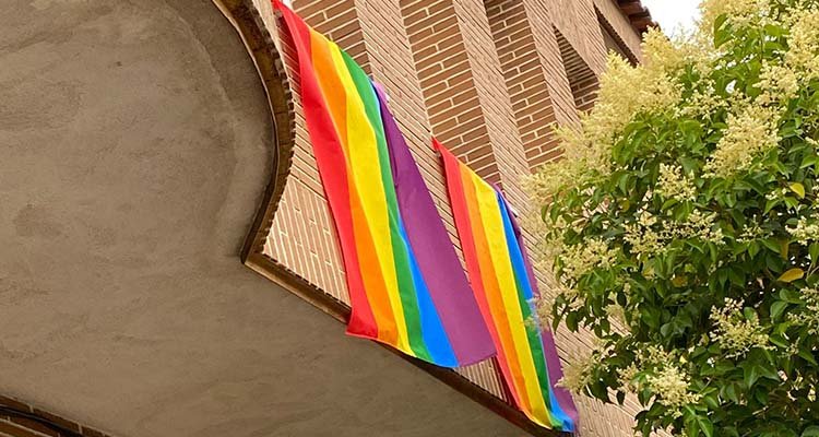 CCOO denuncia el allanamiento de su sede en Sonseca para quitar la bandera arcoíris