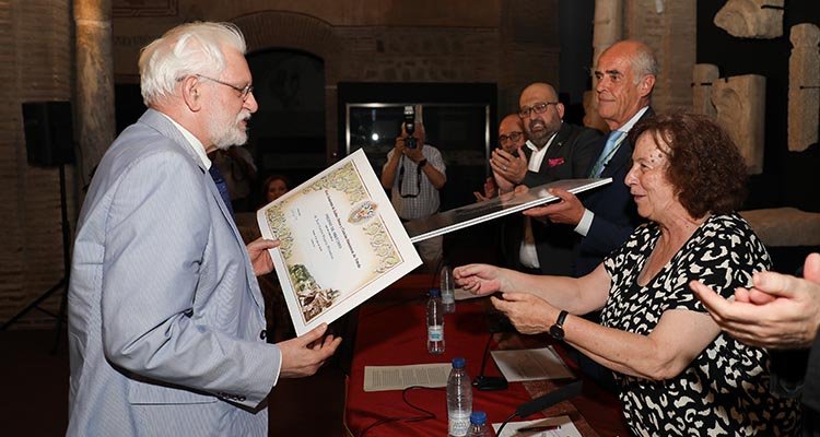 José Carlos Vizuete recibió el diploma acreditativo de manos de la concejala de Cultura en el Ayuntamiento de Toledo, Ana Pérez.