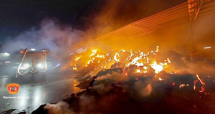 Un pavoroso incendio arrasa una vaquería de Talavera la Nueva
