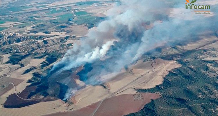 Se retiran los medios aéreos del incendio de Las Herencias, que ha desplegado a un centenar de efectivos