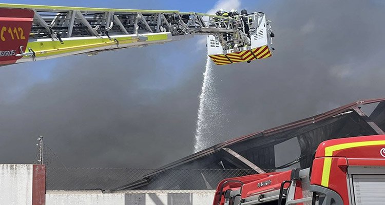 Controlado el incendio que ha obligado a evacuar una empresa de Casarrubios