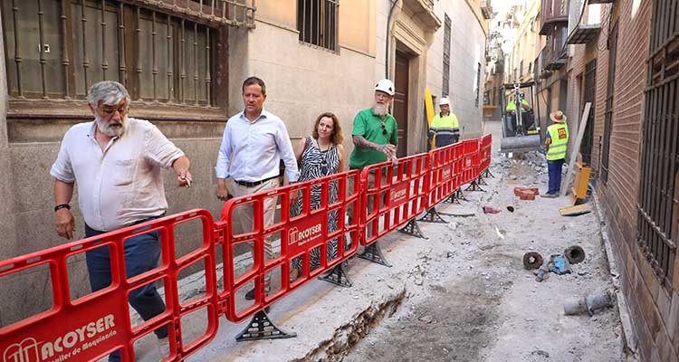 El alcalde de Toledo supervisa el avance de las obras del eje de la calle Alfileritos