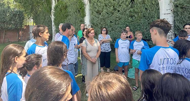 Concepción Cedillo  visita el campamento de verano para niños con diabetes