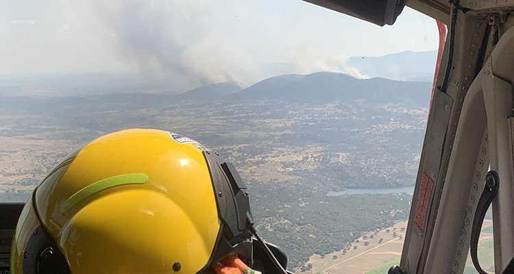 El incendio forestal de La Estrella ya ha movilizado 19 medios aéreos y 200 efectivos