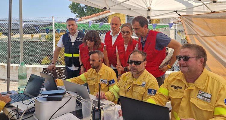 Representantes de la Junta, en el puesto avanzado del incendio de La Estrella, aún en Nivel 2