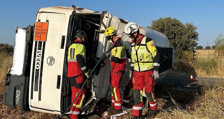 Herido tras volcar con su camión cisterna lleno de gasoil en Alberche