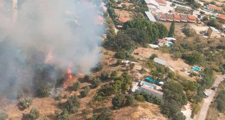 El incendio en Las Herencias evoluciona bien tras provocar desalojos y daños en 40 casas