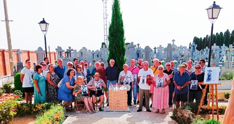 Imagen de la inauguración del memorial, que fue ubicado en un lugar prominente del camposanto.