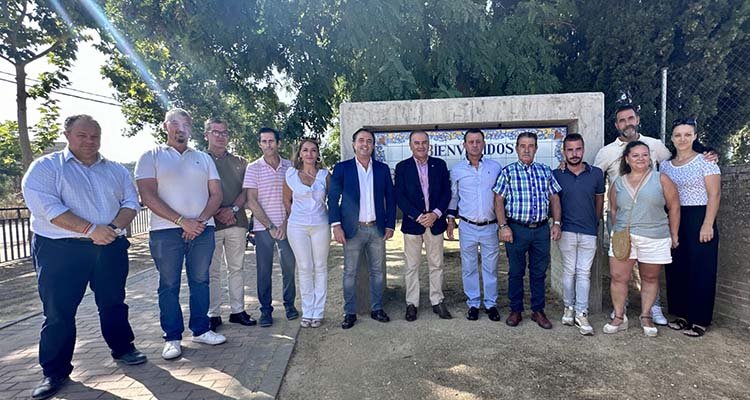 El alcalde de Talavera y seis concejales inauguran un cartel de bienvenida