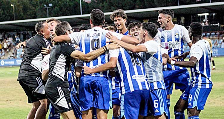 Muy al final, la alegría inundó las gradas y el 'césped' / CF Talavera- Óscar Bonilla.