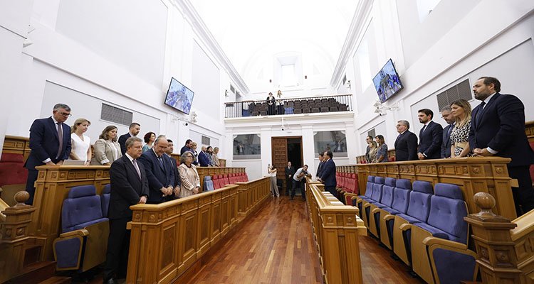 Las Cortes guardan un minuto de silencio por los asesinatos en Otero y Mocejón