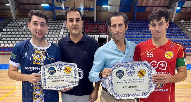 Muñoz-Gallego (ci) y Núñez entregaron a los capitanes de ambos equipos, Josete (i) y Parro (d), los trofeos de cerámica al campeón y al subcampeón / Ayuntamiento de Talavera. 