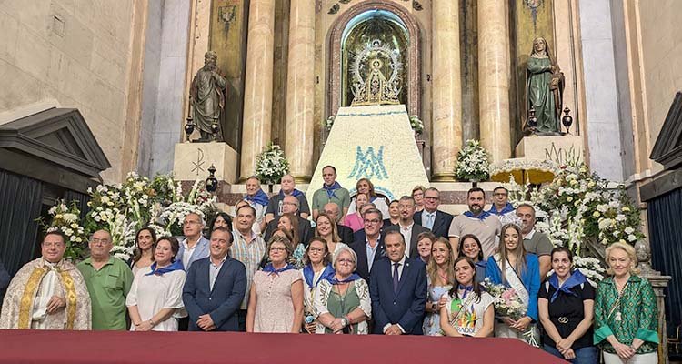 Talavera cumple con la tradición de adornar el manto de la Virgen del Prado