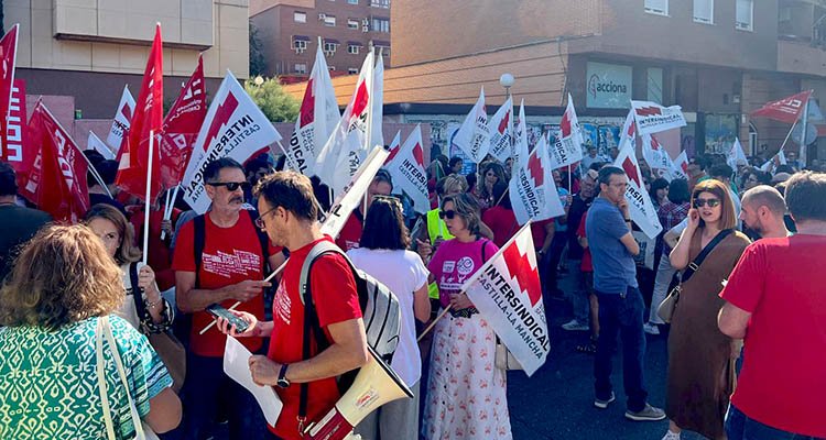 Los sindicatos convocantes estiman que 7.000 docentes han respaldado la huelga