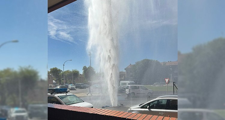 Herido un trabajador al reventar una tubería de agua en Toledo