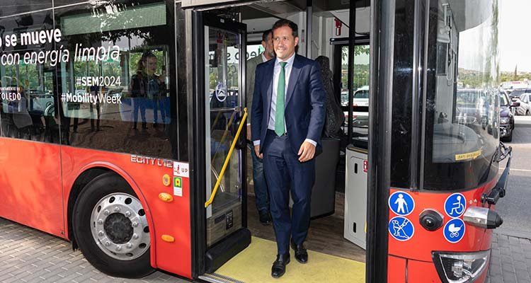 Carlos Velázquez destaca las bondades de los nuevos autobuses eléctricos