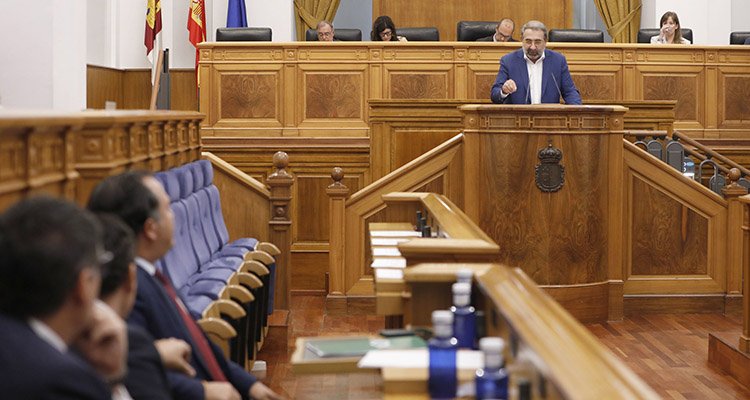 Las Cortes apoyan la política sanitaria de la Junta, que reitera que no hay recortes