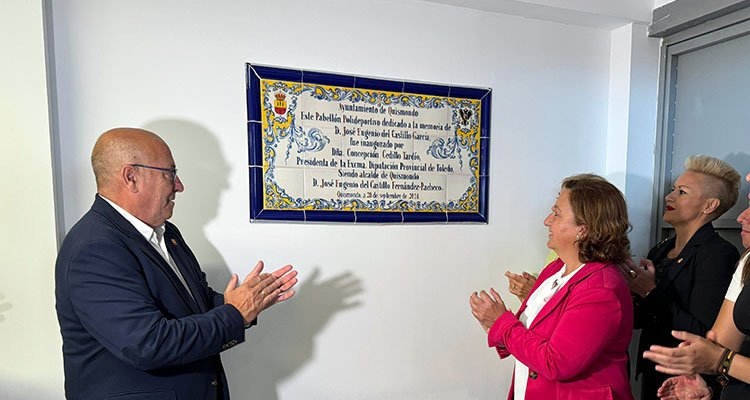 Alcalde y presidenta, tras descubrir la placa conmemorativa.