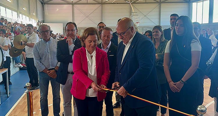 La presidenta de la Diputación de Toledo inaugura el nuevo polideportivo de Quismondo