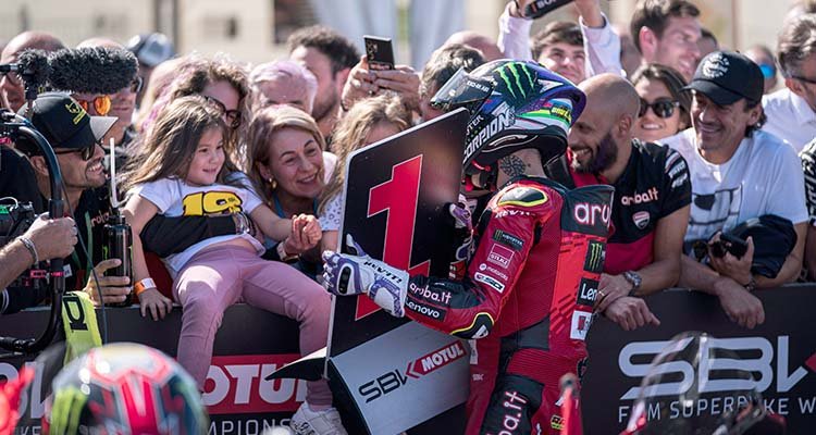 Bati celebró con su familia su brillante victoria en la Race 2.