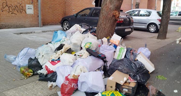 Persiste el bolseo de basura en el Paseo de Colombia de Talavera