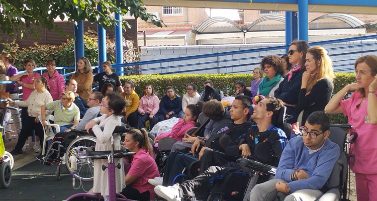 Familiares, trabajadoras y usuarios han seguido la lectura del manifiesto (Foto Apace Talavera)