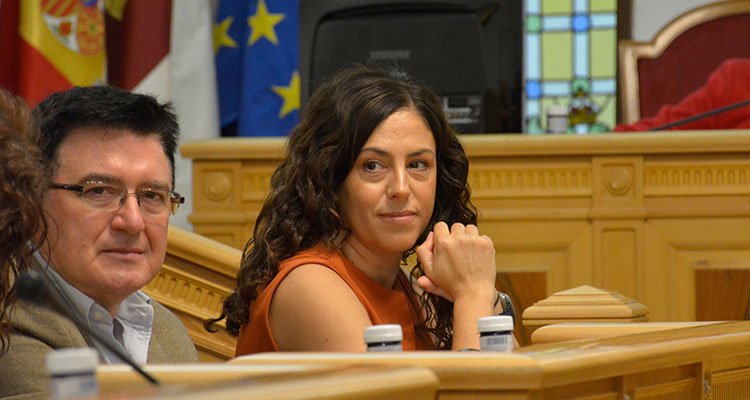 Teo García y Noelia de la Cruz (PSOE), durante la segunda sesión del DEM de este viernes.