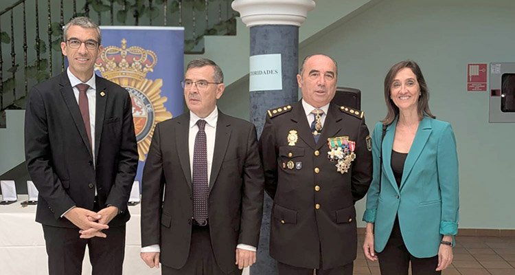 Los concejales Luis Enrique Hidalgo (i) y Flora Bellón, con el comisario jefe de Talavera y el subdelegado del Gobierno de España en la provincia. 