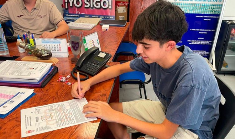 Un momento de la firma del contrato que le une al Getafe.