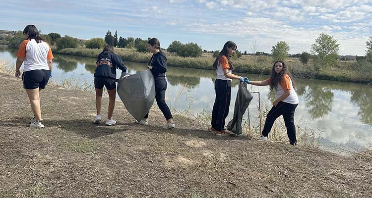 Alumnos del colegio Divina Pastora de Toledo recogen basuraleza del Tajo