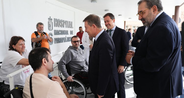 García Page (en el centro), Fernández Sanz (derecha) y Velázquez (izquierda) han departido con pacientes y profesionales del centro