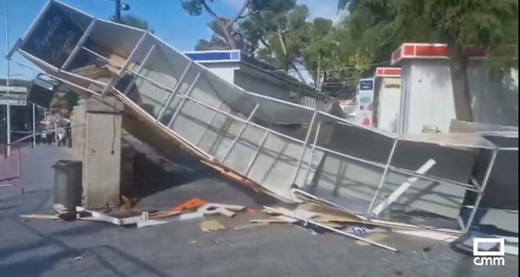 El viento derriba uno de los arcos de entrada a Farcama en Toledo