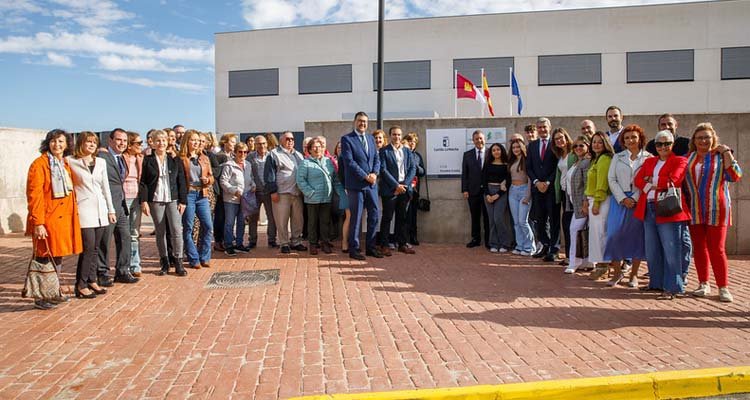 Page inaugura el nuevo Instituto 'Almudena Grandes' de Ugena