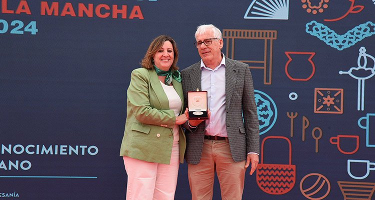 La consejera ha entregado a uno de los hermanos Peño la Medalla al Mérito Artesano.