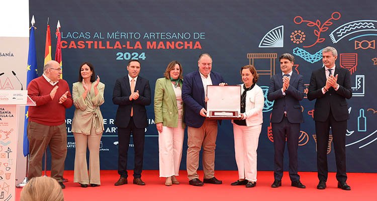 Concepción Cedillo ha entregado la placa de la provincia de Toledo al tonelero de Villarrubia de Santiago Anastasio Roldán.