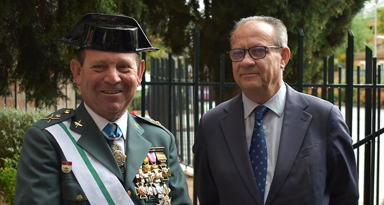 Ruiz Molina con el jefe de la Guardia Civil.