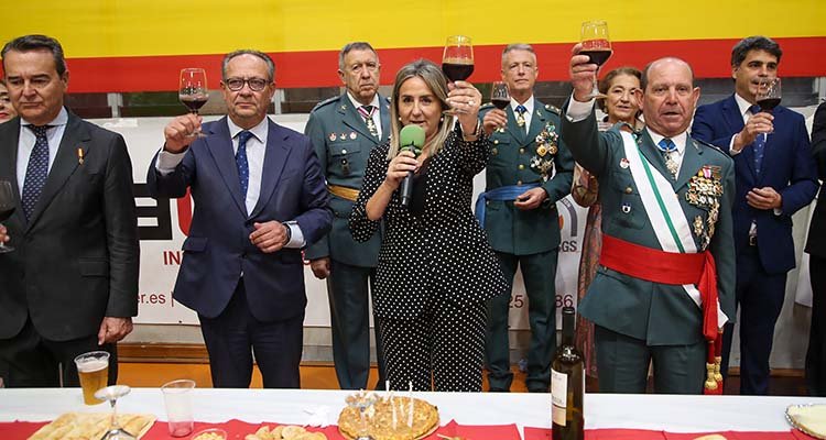 Brindis de las autoridades antes de dar cuenta del ágape que ponía broche a la mañana.