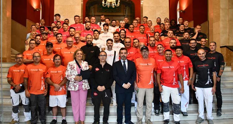 El vicepresidente provincial, Joaquín Romera, y la portavoz y diputada de Economía, Soledad de Frutos, posan con los 70 alumnos de este novedoso curso