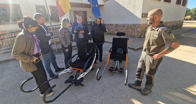 Sillas adaptadas para que personas con movilidad reducida participen en las rutas senderistas