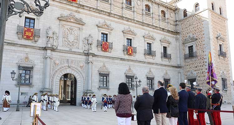 El regimiento Inmemorial del Rey hace el cambio de guardia en el Alcázar de Toledo