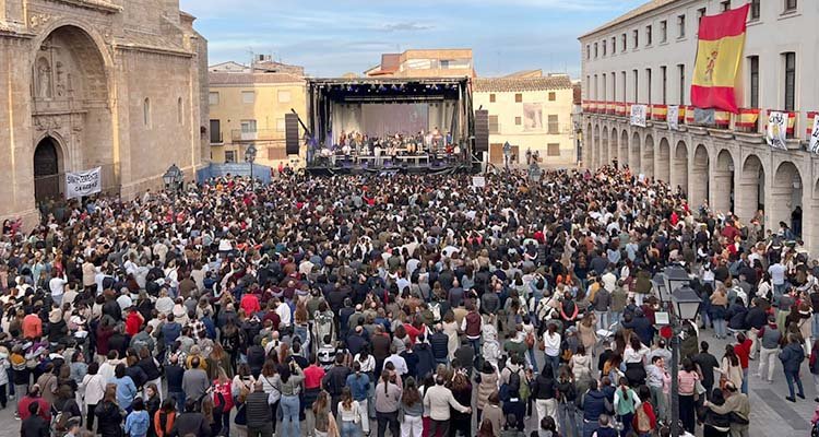 Cuatro mil personas echan una última mano a la Colegiata de Yepes