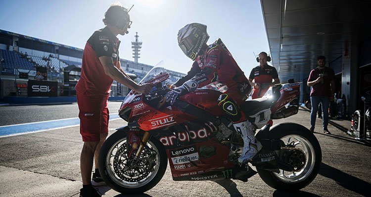 Bautista no puede celebrar en la pista su tercer puesto en el mundial de Superbikes